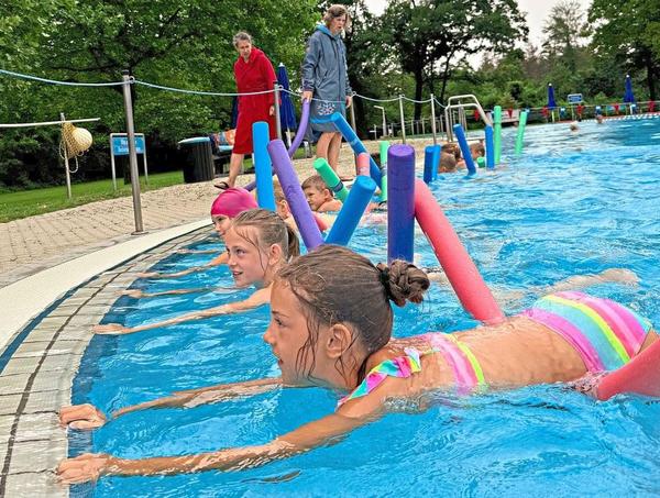 Grundschule wird zur Schwimmschule mit Hilfe von WeltKinderLachen