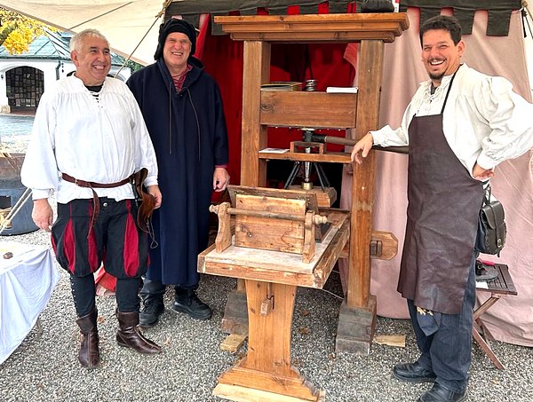 Historische Druckerpresse: Verse für den guten Zweck