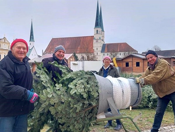 Gegen Spenden wurden die Dekobäume vom Christkindlmarkt abgegeben