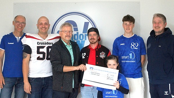 Gruppenbild mit Spendenscheck