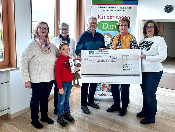 Katholischer Frauenbund Emmerting spendet Erlös aus Adventsaktion