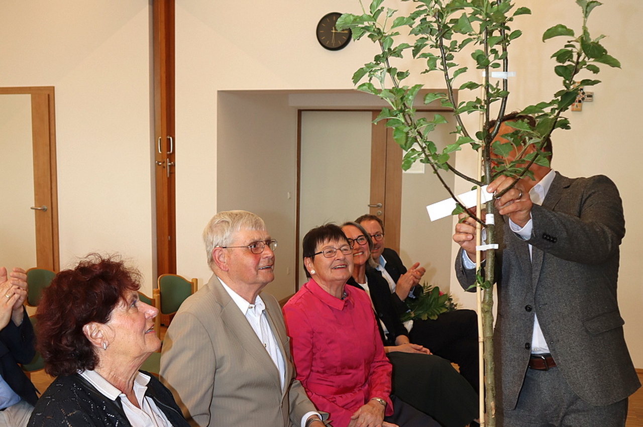 Alois Reitberger erhält den Apfelbaum "roter Aloisius"