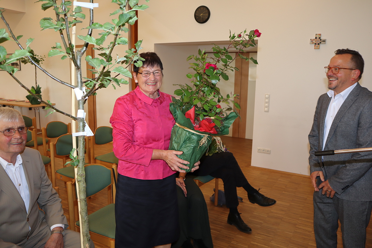 Elisabeth Reitberger erhält die Rose "Eleganza"